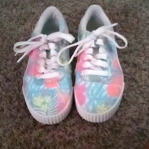 Floral pumas size 3